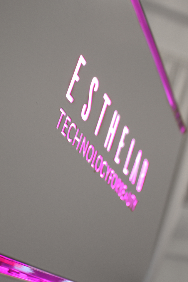 esthelab dettaglio macchinario con led fucsia